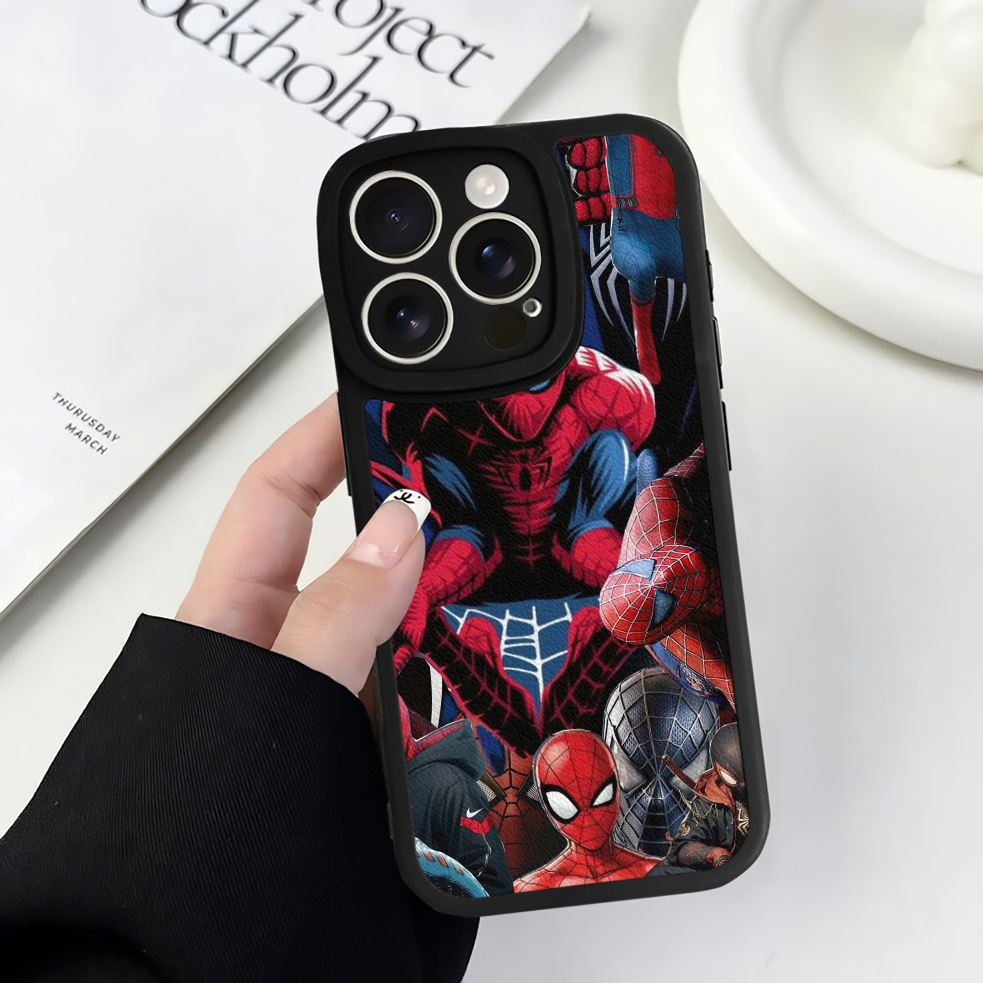 Spider Man スパイダーマン 【iPhone 16シリーズ対応】シリコンスマホケース（レザー調） 材質：シリコン